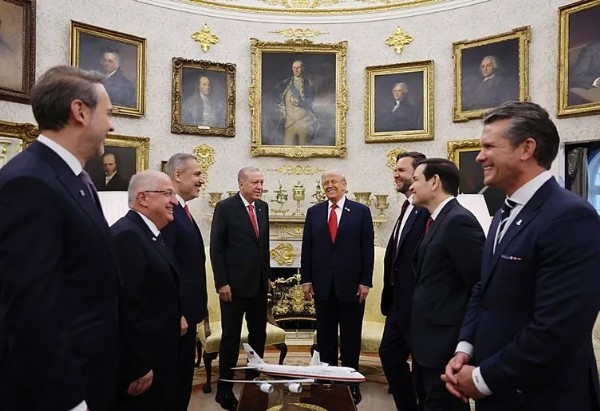 Beyaz Saray'da samimi karşılama! Tarihi zirvede dikkat çeken kareler